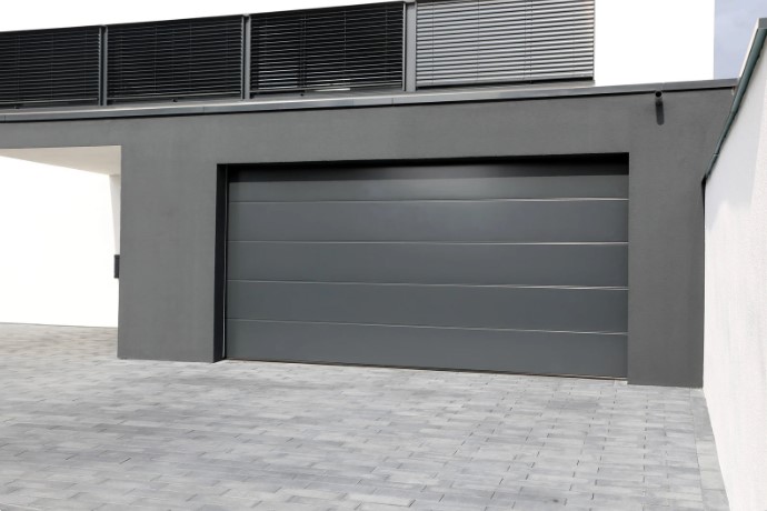 отличие секционных ворот